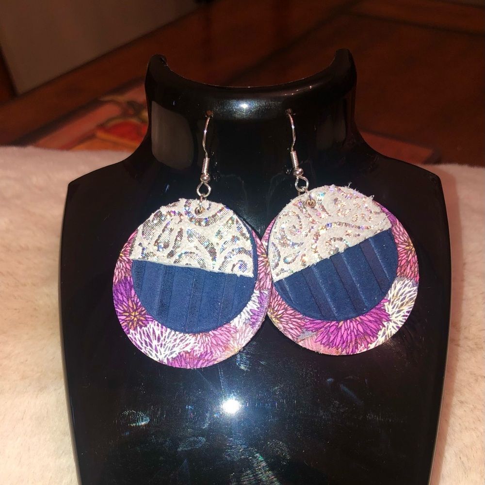 For Keeps NWT Triple Horizon Leather Dangle Earrings Floral Navy Silver Boho - Picture 3 of 4